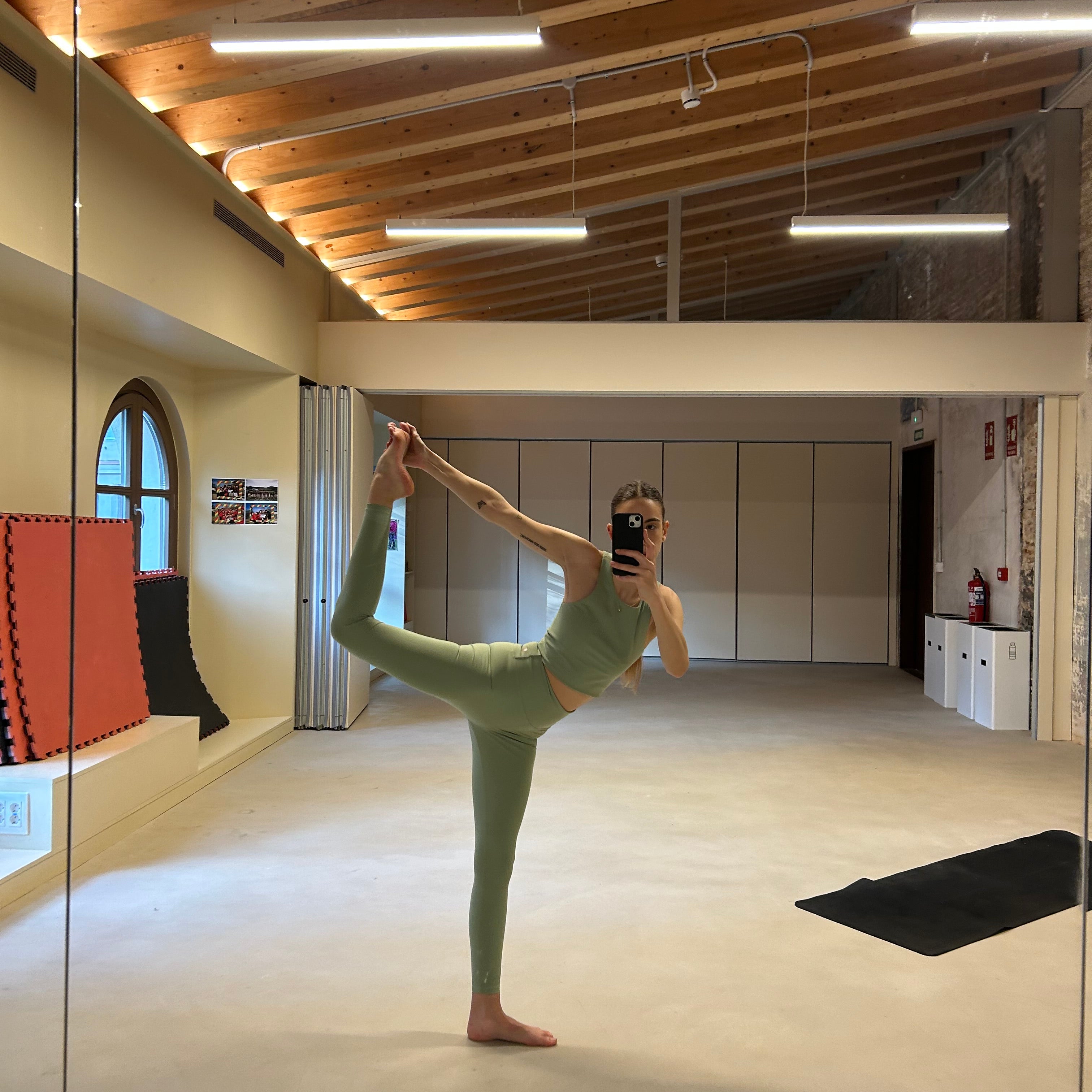 @paulaahomaar influencer haciendo pilates con conjunto de Deva Activewear