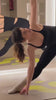 @valentinacarles haciendo yoga con conjunto de Deva Activewear